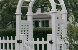 Louisville Staggered Fence & Scalloped Arbor Gate